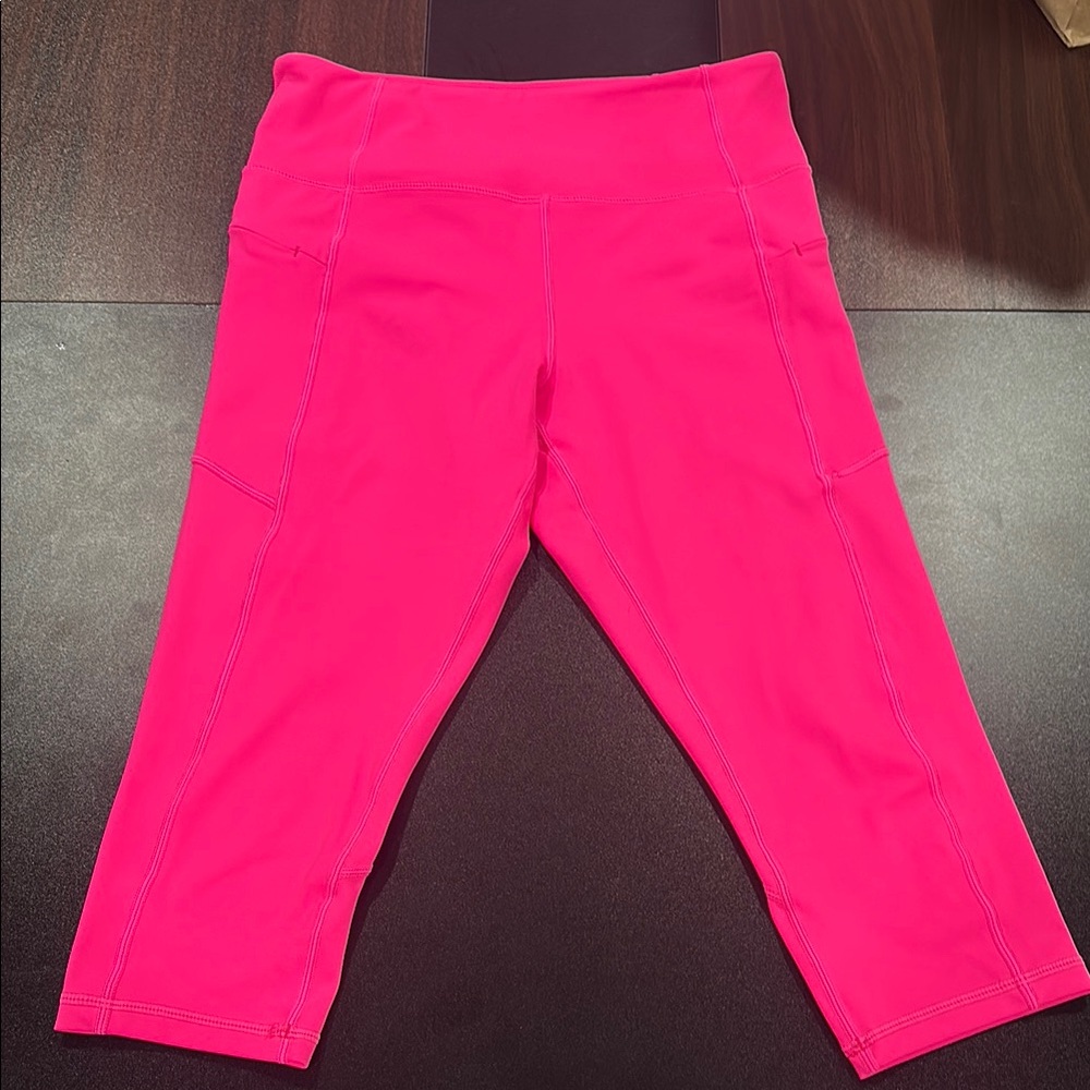 Zyia Zipper Pocket Capri Leggings